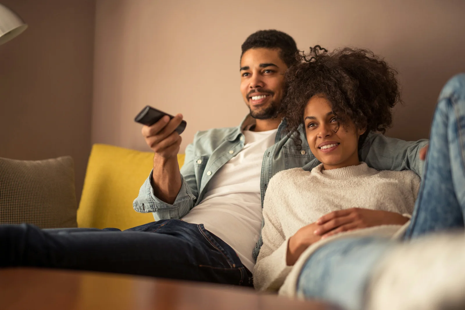 Un couple profite d’une soirée télévision dans son salon